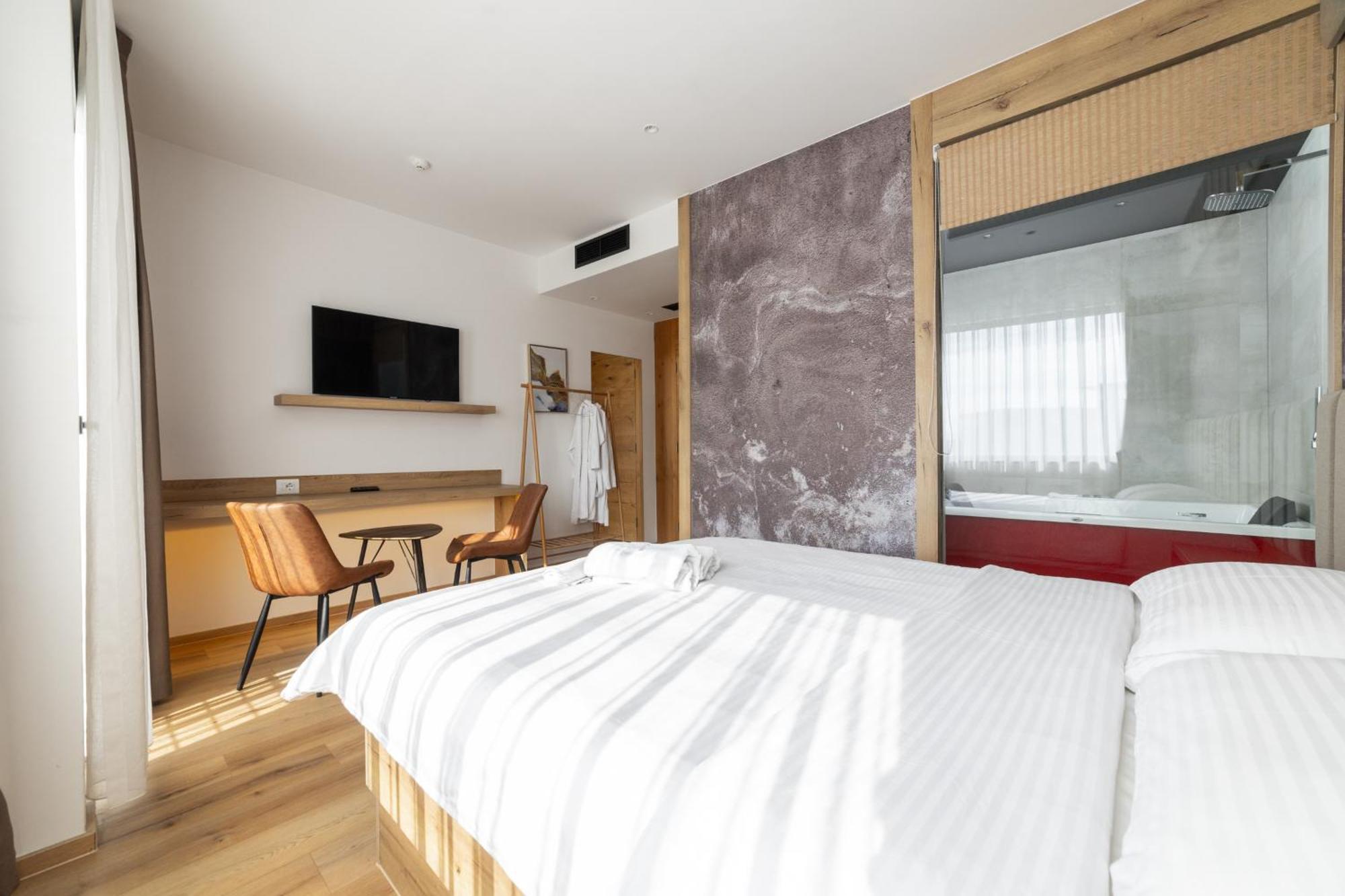 Roadside Hotel Lipjan エクステリア 写真